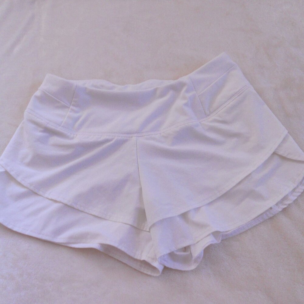 Calia Carrie Underwood XS White Performance Petal Hem Shorts